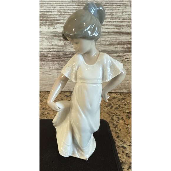 Nao by Lladro "How Pretty" Porcelain Figurine Vintage - Picture 7 of 7